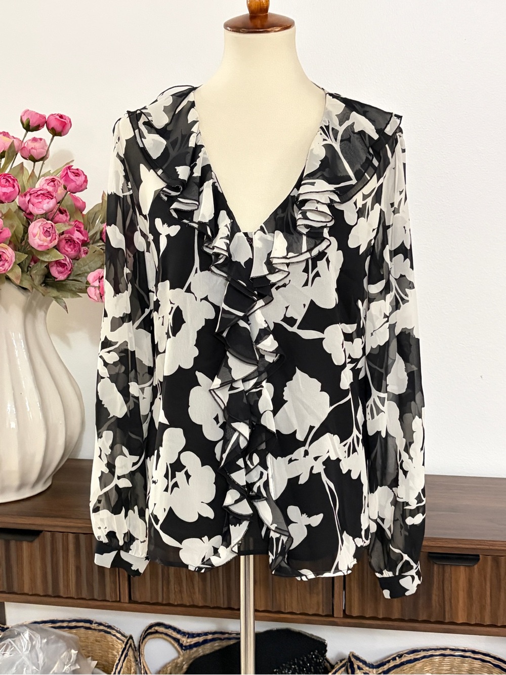 INC International Concepts Black & White Floral Ruffle V-Neck Blouse 100% Silk